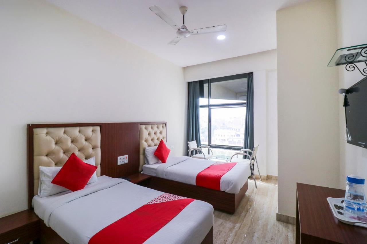 Hotel Oyo Flagship 69860 Mastana Palace à Bénarès Extérieur photo